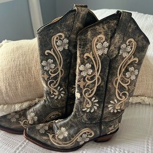 Circle G women’s Embroidered Western Cowboy Boots - Black and Cream
